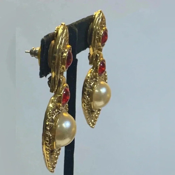 CLASSIC 80's DOOR KNOCKER PIERCED EARRINGS WITH RED AND "PEARL" ACCENTS - Picture 6 of 7